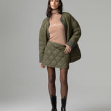 Rock-Daunenjacke mit gestepptem Design und personalisiertem Retro-Logo