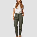 Essential Hose Tapered Dunkel Oliv