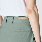 Essential Hose Tapered Calm Grün Melange