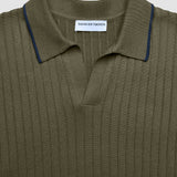 Kurzarm-Polo-Strickpullover mit V-Ausschnitt in Nachtgrün